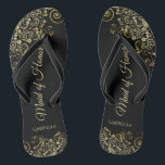 Chanclas Lugar de oro en una elegante doncella negra de Bod<br><div class="desc">Estas hermosas chancletas de boda son una gran manera de agradecer y reconocer a su empleada de honor mientras salva sus pies al mismo tiempo. Presenta un diseño elegante con detalles de encaje dorado sobre fondo negro y elegantes letras de guiones de color dorado. En el test se lee Maid...</div>