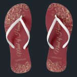 Chanclas Lugar de oro en una elegante doncella roja de Boda<br><div class="desc">Estas hermosas chancletas de boda son una gran manera de agradecer y reconocer a su empleada de honor mientras salva sus pies al mismo tiempo. Presenta un diseño elegante con detalles de encaje dorado sobre un fondo rojo oscuro y elegantes letras de guiones de color dorado. En el test se...</div>