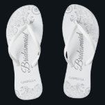Chanclas Lugar plateado en Boda elegante y blanco de la dam<br><div class="desc">Estos elegantes chanclas de bodas son una gran manera de agradecer y reconocer a sus damas de honor, mientras les dan un descanso a sus pies después de un largo día. El bonito diseño presenta un diseño elegante con detalles de encaje gris plateado sobre un fondo blanco y elegantes letras...</div>