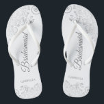 Chanclas Lugar plateado en Boda elegante y blanco de la dam<br><div class="desc">Estos elegantes chanclas de bodas son una gran manera de agradecer y reconocer a sus damas de honor, mientras les dan un descanso a sus pies después de un largo día. El bonito diseño presenta un diseño elegante con detalles de encaje gris plateado sobre un fondo blanco y elegantes letras...</div>