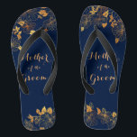 Chanclas Madre del azul de la Marina de Oro de Groom<br><div class="desc">Las chanclas azules de la Marina de Oro de Groom tienen un rico fondo marino adornado con un intrincado patrón dorado de vegetación floral y una tipografía moderna de personalizable. La combinación del azul marino oscuro y el oro brillante crean una estética elegante y lujosa. Es un hermoso regalo para...</div>