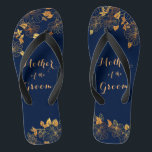 Chanclas Madre del azul de la Marina de Oro de Groom<br><div class="desc">Las chanclas azules de la Marina de Oro de Groom tienen un rico fondo marino adornado con un intrincado patrón dorado de vegetación floral y una tipografía moderna de personalizable. La combinación del azul marino oscuro y el oro brillante crean una estética elegante y lujosa. Es un hermoso regalo para...</div>