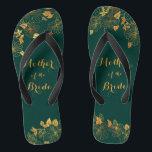 Chanclas Madre del follaje verde esmeralda y oro de la novi<br><div class="desc">Estos magníficos flops de follaje dorado y verde esmeralda de la Madre de la Novia presentan un patrón follaje dorado y una tipografía moderna sobre un eterno fondo verde oscuro. Es un hermoso regalo para tu fiesta de novias. Vea la colección en esta página para encontrar elementos coincidentes. ♥ con...</div>