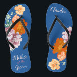 Chanclas Madre floral peónica del Boda azul de Groom<br><div class="desc">Este deseable par de chancletas presenta un patrón estético retro de hermosas flores de peonía en el fondo azul, y cambiable tipografía "Madre del novio". Estas chancletas personalizadas y elegantes son un regalo memorable para los miembros de la boda: novia, dama de honor, madre de la novia... Le añadirán una...</div>