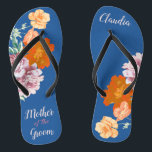 Chanclas Madre floral peónica del Boda azul de Groom<br><div class="desc">Este deseable par de chancletas presenta un patrón estético retro de hermosas flores de peonía en el fondo azul, y cambiable tipografía "Madre del novio". Estas chancletas personalizadas y elegantes son un regalo memorable para los miembros de la boda: novia, dama de honor, madre de la novia... Le añadirán una...</div>