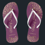 Chanclas Magenta elegante y doncella de oro de Boda de hono<br><div class="desc">Estas hermosas chancletas de boda son una gran manera de agradecer y reconocer a su empleada de honor mientras salva sus pies al mismo tiempo. Presenta un diseño elegante con adornos dorados de encía sobre fondo morado, magenta o berry y elegantes letras de guiones de color dorado. En el test...</div>