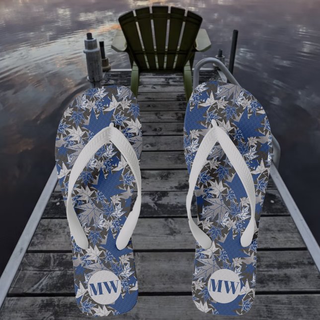 Chanclas Maple deja azul en un fondo de carbón vegetal (Subido por el creador)