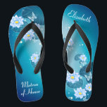 Chanclas Matrón de honor del patrón floral azul turquesa<br><div class="desc">Este bonito azul presenta elegantes flores de loto sobre un fondo de degradado azul turquesa. Añada su texto para hacer fácilmente sus propios y hermosos chanclas de boda, para agregar una elegante dosis de glam a su día de boda, fiesta de soltera u otra celebración. ♥ Personalizar con la redacción...</div>
