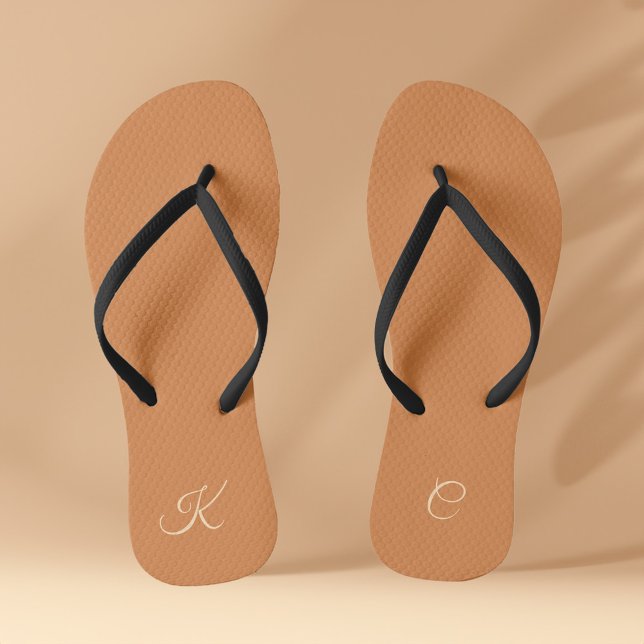 Chanclas Minimal moderno elegante Terracota Monograma simpl (Minimal Modern Elegant Terracotta Simple Monogram Flip Flops)