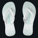 Chanclas Mint Green Bridesmaid Boda Flip Flops<br><div class="desc">Fiesta de bodas de bonito flops con gráficos de un purpurina verde menta sobre un fondo verde claro de menta. El texto personalizado es totalmente personalizable para satisfacer las necesidades de su boda.</div>