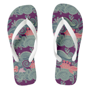 Chanclas Modelo con los pescados y la onda púrpura