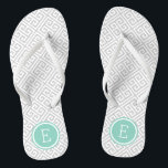 Chanclas Monograma clave griega y acuática griega<br><div class="desc">Personalizado imprimió sandalias "flip flop" con un elegante y moderno patrón de clave griega y su monograma personalizado u otro texto en un marco circular. Haga clic en Personalizar para cambiar los tipos de letra y los colores del texto o para agregar sus propias imágenes para crear un diseño único...</div>