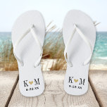 Chanclas Monograma de Boda moderno blanco y dorado negro<br><div class="desc">Personalizado imprimió sandalias de "flip flop" personalizadas con un corazón lindo y sus iniciales de monograma y fecha de boda. Haga clic en Personalizar para cambiar los tipos de letra y los colores del texto o para agregar sus propias imágenes para crear un diseño único de un tipo.</div>