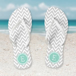 Chanclas Monograma de Chevron gris y Aqua<br><div class="desc">Personalizado imprimió sandalias de voladizo con un elegante patrón de chevron moderno y su monograma personalizado u otro texto en un marco circular. Haga clic en Personalizar para cambiar los tipos de letra y los colores del texto o para agregar sus propias imágenes para crear un diseño único de un...</div>