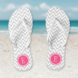 Chanclas Monograma de Chevron gris y rosa<br><div class="desc">Personalizado imprimió sandalias de voladizo con un elegante patrón de chevron moderno y su monograma personalizado u otro texto en un marco circular. Haga clic en Personalizar para cambiar los tipos de letra y los colores del texto o para agregar sus propias imágenes para crear un diseño único de un...</div>