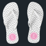 Chanclas Monograma de Chevron gris y rosa<br><div class="desc">Personalizado imprimió sandalias de voladizo con un elegante patrón de chevron moderno y su monograma personalizado u otro texto en un marco circular. Haga clic en Personalizar para cambiar los tipos de letra y los colores del texto o para agregar sus propias imágenes para crear un diseño único de un...</div>