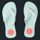 Chanclas Monograma de clave griega de agua y coral<br><div class="desc">Personalizado imprimió sandalias "flip flop" con un elegante y moderno patrón de clave griega y su monograma personalizado u otro texto en un marco circular. Haga clic en Personalizar para cambiar los tipos de letra y los colores del texto o para agregar sus propias imágenes para crear un diseño único...</div>