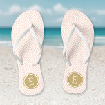 Chanclas Monograma de clave griega rosa y dorada de Rubor<br><div class="desc">Personalizado imprimió sandalias "flip flop" con un elegante y moderno patrón de clave griega y su monograma personalizado u otro texto en un marco circular. Haga clic en Personalizar para cambiar los tipos de letra y los colores del texto o para agregar sus propias imágenes para crear un diseño único...</div>