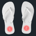 Chanclas Monograma de clave griega y coral<br><div class="desc">Personalizado imprimió sandalias "flip flop" con un elegante y moderno patrón de clave griega y su monograma personalizado u otro texto en un marco circular. Haga clic en Personalizar para cambiar los tipos de letra y los colores del texto o para agregar sus propias imágenes para crear un diseño único...</div>