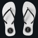 Chanclas Monograma de clave griega y negra<br><div class="desc">Personalizado imprimió sandalias "flip flop" con un elegante y moderno patrón de clave griega y su monograma personalizado u otro texto en un marco circular. Haga clic en Personalizar para cambiar los tipos de letra y los colores del texto o para agregar sus propias imágenes para crear un diseño único...</div>