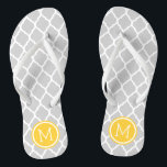 Chanclas Monograma de cuatrefola marroquí gris y amarillo<br><div class="desc">Personalizado imprimió sandalias "flip flop" con un elegante patrón marroquí de quatrefoil y su monograma personalizado u otro texto en un marco circular. Haga clic en Personalizar para cambiar los tipos de letra y los colores del texto o para agregar sus propias imágenes para crear un diseño único de un...</div>