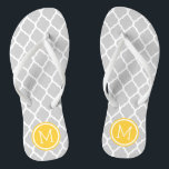 Chanclas Monograma de cuatrefola marroquí gris y amarillo<br><div class="desc">Personalizado imprimió sandalias "flip flop" con un elegante patrón marroquí de quatrefoil y su monograma personalizado u otro texto en un marco circular. Haga clic en Personalizar para cambiar los tipos de letra y los colores del texto o para agregar sus propias imágenes para crear un diseño único de un...</div>