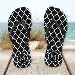 Chanclas Monograma de cuatrefolios marroquíes en blanco y n<br><div class="desc">Personalizado imprimió sandalias "flip flop" con un elegante patrón marroquí de quatrefoil y su monograma personalizado u otro texto en un marco circular. Haga clic en Personalizar para cambiar los tipos de letra y los colores del texto o para agregar sus propias imágenes para crear un diseño único de un...</div>