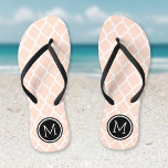 Chanclas Monograma de cuatrefolios marroquíes rosa y negro<br><div class="desc">Personalizado imprimió sandalias "flip flop" con un elegante patrón marroquí de quatrefoil y su monograma personalizado u otro texto en un marco circular. Haga clic en Personalizar para cambiar los tipos de letra y los colores del texto o para agregar sus propias imágenes para crear un diseño único de un...</div>