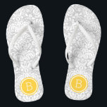 Chanclas Monograma de Damasco floral gris y amarillo<br><div class="desc">Personalizado imprimió sandalias de voladizo con un elegante y elegante patrón de damasco floral y su monograma personalizado u otro texto en un marco circular. Haga clic en Personalizar para cambiar los tipos de letra y los colores del texto o para agregar sus propias imágenes para crear un diseño único...</div>