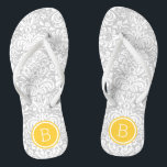Chanclas Monograma de Damasco floral gris y amarillo<br><div class="desc">Personalizado imprimió sandalias de voladizo con un elegante y elegante patrón de damasco floral y su monograma personalizado u otro texto en un marco circular. Haga clic en Personalizar para cambiar los tipos de letra y los colores del texto o para agregar sus propias imágenes para crear un diseño único...</div>