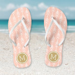 Chanclas Monograma de Flechas de Oro y Peach<br><div class="desc">Personalizado imprimió sandalias de flexión con un patrón de flecha de moda y su monograma personalizado u otro texto en un marco circular. Haga clic en Personalizar para cambiar los tipos de letra y los colores del texto o para agregar sus propias imágenes para crear un diseño único de un...</div>