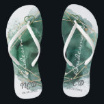 Chanclas Monograma de la dama de honor verde y dorada<br><div class="desc">Te encantará este bronceado (también disponible en blanco en mi colección) de fondo con marco geométrico color agua verde y dorado con texturas purpurina oro. ¡Ideal para los lugares de boda!</div>