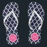 Chanclas Monograma de la Marina y el Cuarteto Marroquí Rosa<br><div class="desc">Personalizado imprimió sandalias "flip flop" con un elegante patrón marroquí de quatrefoil y su monograma personalizado u otro texto en un marco circular. Haga clic en Personalizar para cambiar los tipos de letra y los colores del texto o para agregar sus propias imágenes para crear un diseño único de un...</div>