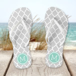 Chanclas Monograma de quatrefoil grisáceo y Aqua marroquí<br><div class="desc">Personalizado imprimió sandalias "flip flop" con un elegante patrón marroquí de quatrefoil y su monograma personalizado u otro texto en un marco circular. Haga clic en Personalizar para cambiar los tipos de letra y los colores del texto o para agregar sus propias imágenes para crear un diseño único de un...</div>