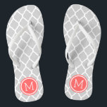 Chanclas Monograma de quatrefoil marroquí gris y coral<br><div class="desc">Personalizado imprimió sandalias "flip flop" con un elegante patrón marroquí de quatrefoil y su monograma personalizado u otro texto en un marco circular. Haga clic en Personalizar para cambiar los tipos de letra y los colores del texto o para agregar sus propias imágenes para crear un diseño único de un...</div>