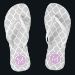 Chanclas Monograma de quatrefoil marroquí gris y morado<br><div class="desc">Personalizado imprimió sandalias "flip flop" con un elegante patrón marroquí de quatrefoil y su monograma personalizado u otro texto en un marco circular. Haga clic en Personalizar para cambiar los tipos de letra y los colores del texto o para agregar sus propias imágenes para crear un diseño único de un...</div>