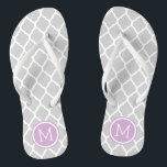 Chanclas Monograma de quatrefoil marroquí gris y morado<br><div class="desc">Personalizado imprimió sandalias "flip flop" con un elegante patrón marroquí de quatrefoil y su monograma personalizado u otro texto en un marco circular. Haga clic en Personalizar para cambiar los tipos de letra y los colores del texto o para agregar sus propias imágenes para crear un diseño único de un...</div>