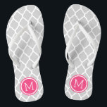 Chanclas Monograma de quatrefol marroquí gris y rosa<br><div class="desc">Personalizado imprimió sandalias "flip flop" con un elegante patrón marroquí de quatrefoil y su monograma personalizado u otro texto en un marco circular. Haga clic en Personalizar para cambiar los tipos de letra y los colores del texto o para agregar sus propias imágenes para crear un diseño único de un...</div>