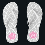 Chanclas Monograma de quatrefol marroquí gris y rosa<br><div class="desc">Personalizado imprimió sandalias "flip flop" con un elegante patrón marroquí de quatrefoil y su monograma personalizado u otro texto en un marco circular. Haga clic en Personalizar para cambiar los tipos de letra y los colores del texto o para agregar sus propias imágenes para crear un diseño único de un...</div>