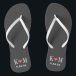 Chanclas Monograma del Boda moderno gris y coral<br><div class="desc">Personalizado imprimió sandalias de "flip flop" personalizadas con un corazón lindo y sus iniciales de monograma y fecha de boda. Haga clic en Personalizar para cambiar los tipos de letra y los colores del texto o para agregar sus propias imágenes para crear un diseño único de un tipo.</div>
