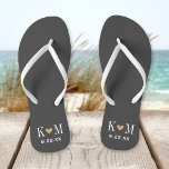 Chanclas Monograma del Boda moderno gris y dorado<br><div class="desc">Personalizado imprimió sandalias de "flip flop" personalizadas con un corazón lindo y sus iniciales de monograma y fecha de boda. Haga clic en Personalizar para cambiar los tipos de letra y los colores del texto o para agregar sus propias imágenes para crear un diseño único de un tipo.</div>