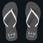 Chanclas Monograma del Boda moderno gris y morado<br><div class="desc">Personalizado imprimió sandalias de "flip flop" personalizadas con un corazón lindo y sus iniciales de monograma y fecha de boda. Haga clic en Personalizar para cambiar los tipos de letra y los colores del texto o para agregar sus propias imágenes para crear un diseño único de un tipo.</div>