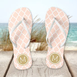 Chanclas Monograma marroquí de quatrefoil rosa y dorado de<br><div class="desc">Personalizado imprimió sandalias "flip flop" con un elegante patrón marroquí de quatrefoil y su monograma personalizado u otro texto en un marco circular. Haga clic en Personalizar para cambiar los tipos de letra y los colores del texto o para agregar sus propias imágenes para crear un diseño único de un...</div>