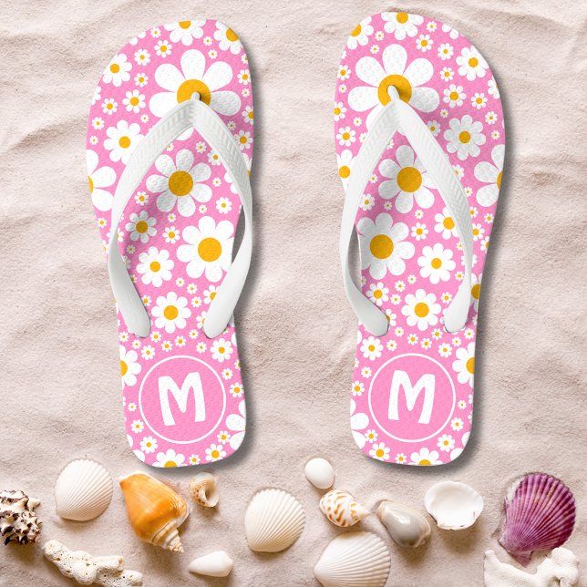 Chanclas Monograma rosa floral retro 70 (Retro 70s floral pink monogram flip flops with simple daisy pattern and groovy typography )