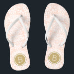 Chanclas Monograma Rubor de Damasco floral rosa y dorado<br><div class="desc">Personalizado imprimió sandalias de voladizo con un elegante y elegante patrón de damasco floral y su monograma personalizado u otro texto en un marco circular. Haga clic en Personalizar para cambiar los tipos de letra y los colores del texto o para agregar sus propias imágenes para crear un diseño único...</div>