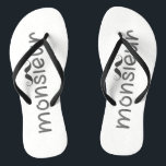 Chanclas MONSIEUR - Tipografía divertida con Mustache Flipf<br><div class="desc">NewparkLane - Flipflops; con el texto 'MONSIEUR' en tipografía divertida, y un bigote en bruto. Contra un patrón rayado gris y blanco. Un regalo divertido para él, como regalo del Día del Padre, o para un novio para su boda de destino en la playa! ¡Sus versiones y las de ella...</div>