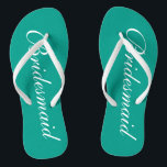 Chanclas Motolitos de la dama de honor turquesa para una bo<br><div class="desc">Unas tortillas de boda azul turquesa y blanco para las damas de honor. Fondo personalizado y color de correa personalizable con iniciales de nombre o monograma opcional. Moderna sus sandalias y las suyas con tipografía caligráfica de escritura elegante. Elegante fiesta para boda con temática náutica y playa, matrimonio, ducha de...</div>