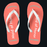 Chanclas Mujer: NOMBRE de honor Coral<br><div class="desc">Brillante coral a orillas del mar con una doncella de honor escrita en blanco y Nombre y Fecha de Boda en azul turquesa. El destino de la playa de bonito se convierte en una de las favoritas de la fiesta nupcial. Diseños originales de TamiraZDesigns.</div>