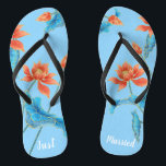 Chanclas Naranja Chinoiserie espléndida y Boda azul<br><div class="desc">Es magnífico, ¿no? Este apetecible par de chanclas presenta un lujoso y vintage estilo chinoiserie de flores de loto con un fondo azul brillante y una cambiante tipografía "Just Married". ¡Muestra tu nuevo estatus de señora con estas impresionantes y cómodas diapositivas de novias! ♥ Personalizar con la redacción utilizando los...</div>