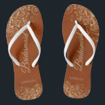 Chanclas Naranja de encaje y óxido de oro Boda elegante de<br><div class="desc">Estos elegantes chanclas de bodas son una gran manera de agradecer y reconocer a sus damas de honor, mientras les dan un descanso a sus pies después de un largo día. El bonito diseño presenta un diseño elegante con detalles de encaje dorado sobre un fondo de color naranja rojizo y...</div>